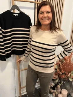 Continue Mila Stripe Strik Langærmet Camel Med Sorte Striber