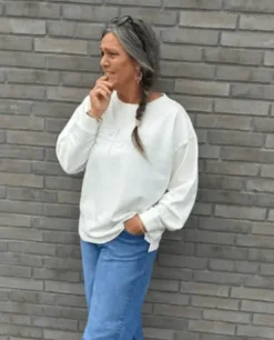 Costa Mani Reflect Sweat – Hvid Med Sølv Tekst