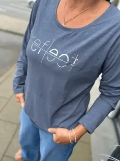 Costa Mani Reflect Tee – Blå Med Sølvtekst