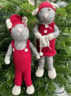 En Gry & Sif Big Grey Boy Mouse With Red Pants 30 Cm