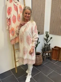 Marta Eva Kjole Beige/Rosa Print