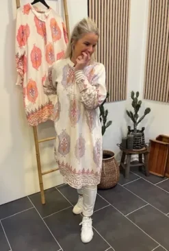 Marta Eva Kjole Creme/Rosa/Lyseblå Print