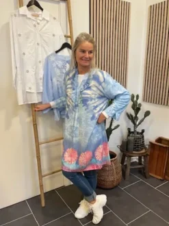 Marta Kjole Valentina Lyseblå-Rosa-Grøn Print
