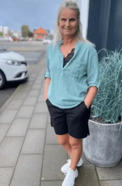 Red Button Ava Shorts Sort