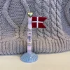 Speedtsberg Lille Flag – Mor Rosa Lilla Stang Blå Fod