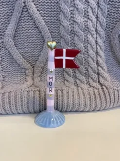 Speedtsberg Lille Flag – Mor Rosa Lilla Stang Blå Fod