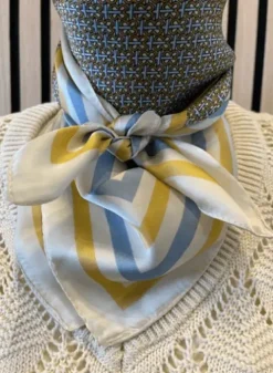 Three M Tørklæde I Sennep/Creme/Lyseblåt Print
