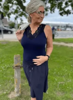 Tim & Simonsen Belen V-Lace Marineblå Blondetop